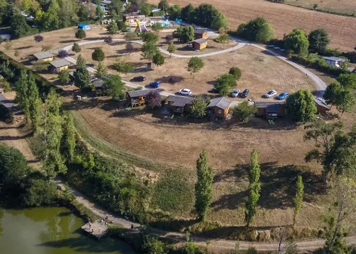 キャンプ場 4 Pers Avec Terrasse Et Cuisine Equipee - Api-1-52-402